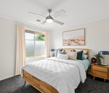 Pretty as a picture and easy walk to the heart of Croydon - Photo 4