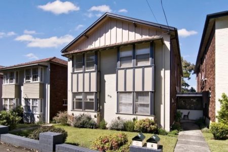 Spacious Apartment in Superbly Convenient Location - Photo 3