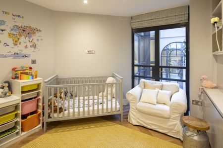 Luxurious Three-bedroom Character Property TO LET In Battersea - Photo 4