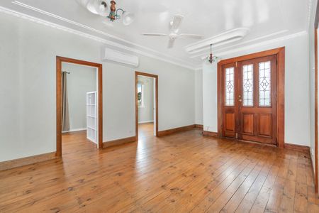 Charming Cottage in Prime Location - Photo 3