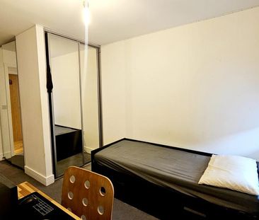 3 bedroom flat to rent - Photo 4