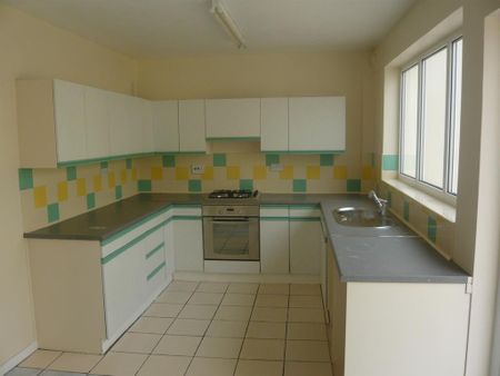 4 bedroom semi-detached house to rent - Photo 2