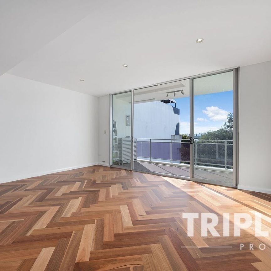 Fully Renovated | North Facing | Huge Outdoor Terrace | Level 4 - Photo 1