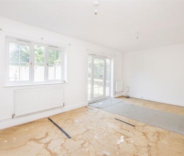 3 bed House - Detached To Let - Photo 3