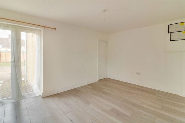 Ground Lane, Hatfield, AL10 - Photo 1