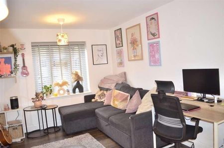 Station Approach, Coulsdon North, Coulsdon, CR5 - Photo 4