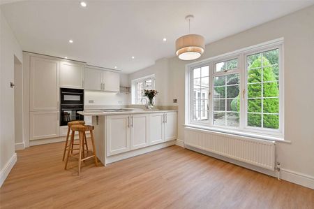 Well presented four bedroom home with garage and garden room - Photo 4