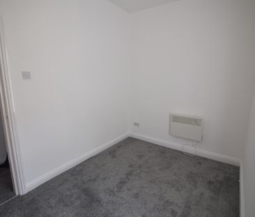 To Let 1 Bed Flat - Photo 5