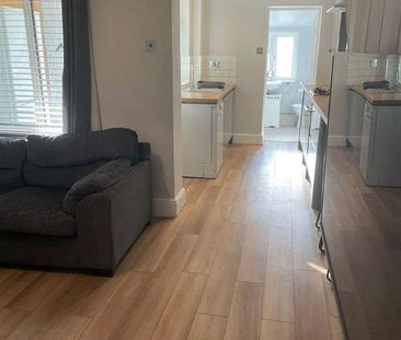 One Room In Student House Swan Road, Gloucester, GL1 - Photo 2