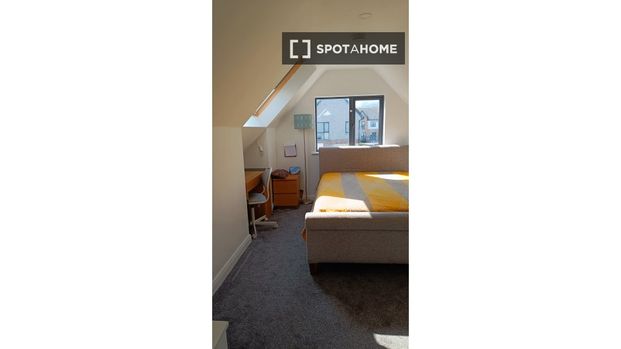 Room for rent in a 4-bedroom house in Killinardan, Dublin - Photo 1