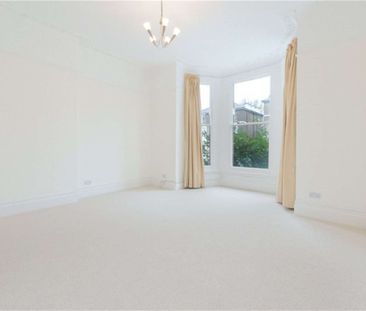 Fabulous Victorian conversion flat with private balcony and off-str... - Photo 2