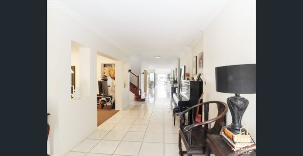 Stunning Waterfront Family Home for Rent - with option to be furnished - Photo 1