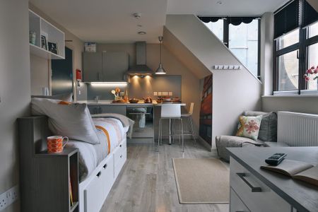 1 bedroom in a flat share to rent - Photo 2