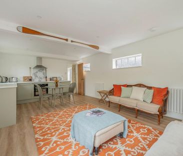 2 bedroom character property to rent - Photo 4