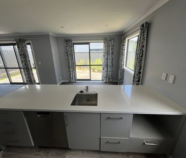 27 Kaki Drive, Kenepuru - Photo 3