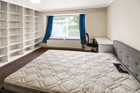 5 Bed Student Accommodation - Photo 2