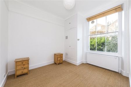 Not suitable for sharers. A well presented one bedroom flat with a study and a private garden in this ideal location only moments from all of the amenities of Shepherd`s Bush. - Photo 5