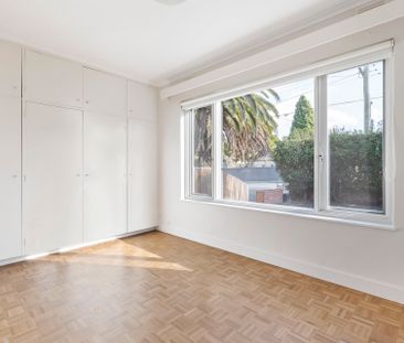 Sixties sophistication with so much space & a lock up garage - Photo 6