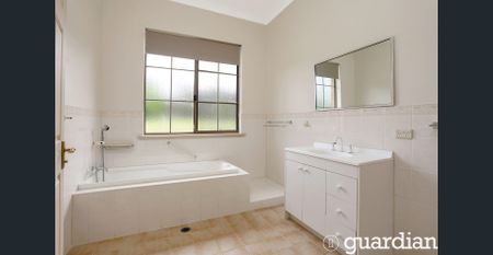 Spacious Living In heart of Glenorie (Water & Electricity Included) - Photo 3