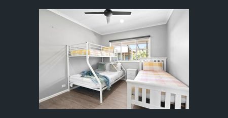 Charming Home in Prime Torquay Location - Photo 2