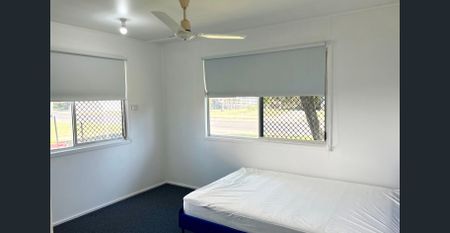 Renovated Fully Airconditioned Home, Fully Security Screened.. Partially Furnished - Photo 3