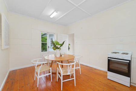 “Classic Keperra Cottage with Room to Grow – Walk to Schools & Shops” - Photo 5