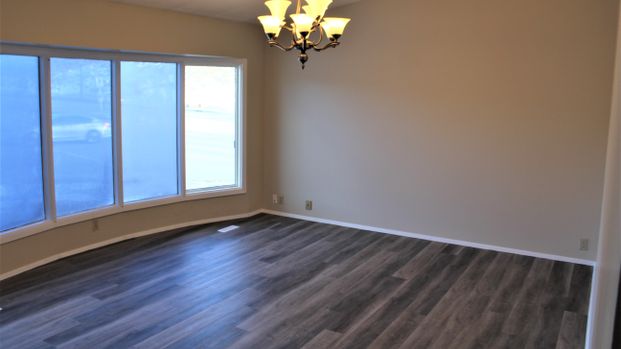 Spacious 3 Bedroom Main Floor Bungalow In Edgemont. - Photo 1