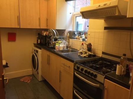 3 bedroom ground floor flat to rent - Photo 3