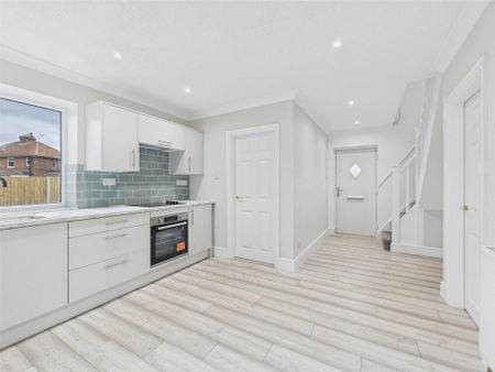 4 bedroom end of terrace house to rent - Photo 3