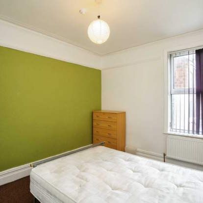 5 bedroom property to rent in Salford - Photo 1