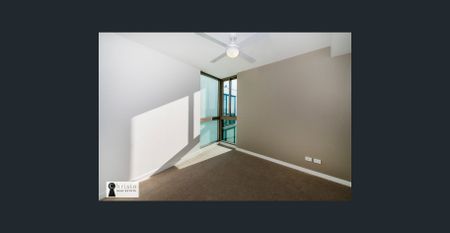 Top Foor - Modern Apartment - Great Location - Photo 3