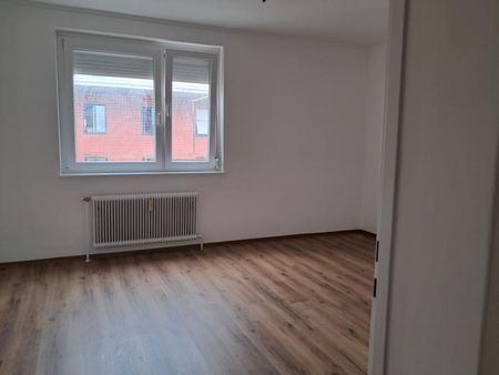 Dr.Schauerstr.6a, DG: WG geeignete, zentral gelegene, renovierte 3-Zimmerwohnung mit großem Balkon, separater, unmöblierter Küche, ca.100m2 WNFL, 4.Liftstock, Parkplatz! - Foto 3