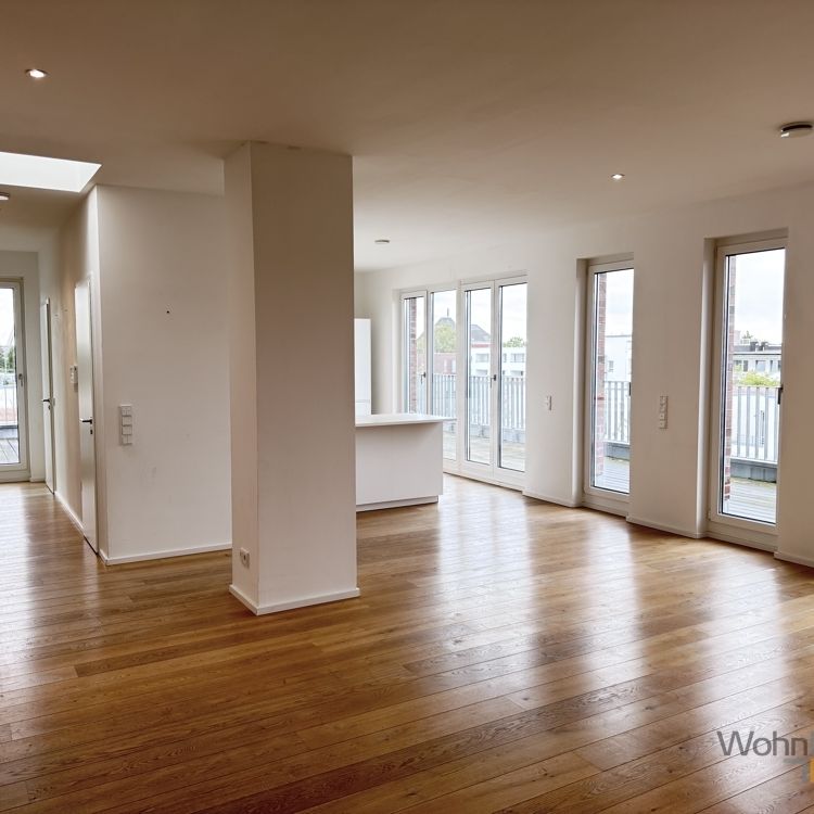 Exklusives 4-Zimmer-Penthouse mit Dachterrasse, Kamin, 2 Bädern & EBK in Düsseldorf-Flehe! - Photo 1