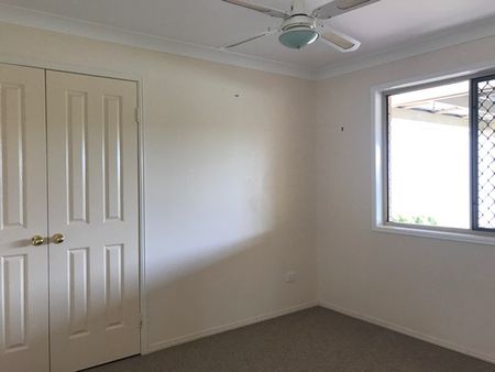 4 BEDROOM HOME IN THE HILLVIEW ESTATE - Photo 4