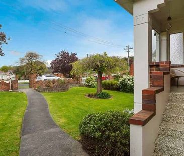 A beautiful brick house in a NEV’s most sought-aft - Photo 1