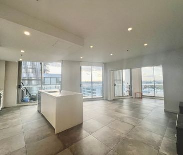 Luxury semi Furnished Two Bedrooms in Mascot Heart!!! - Photo 6