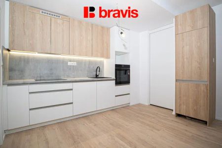 Podnájem ateliéru 2+kk, novostavba Auerswald, první nájemník, garážové stání - Fotografie 4