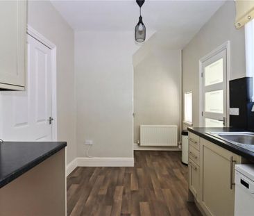 2 bedroom end of terrace house to rent - Photo 4