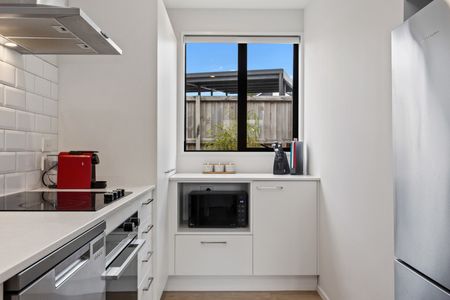 Modern 2 Bedroom, 2 Bathroom Unfurnished Townhouse - Photo 5