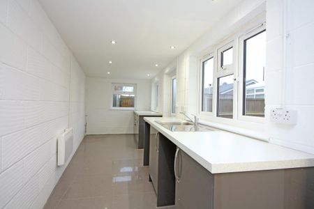 2 bedroom semi-detached bungalow to rent - Photo 2