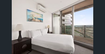 North-Facing Brilliance in The Quays – Fully Furnished with Panoramic Views - Photo 3