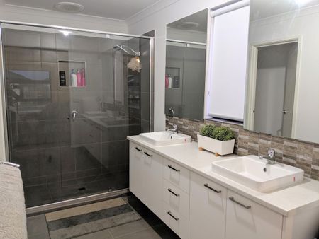 STYLISH MODERN LIVING - Photo 5