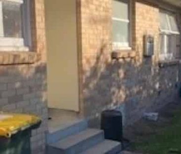 Tidy Two Bedroom - Close to the University - Photo 4