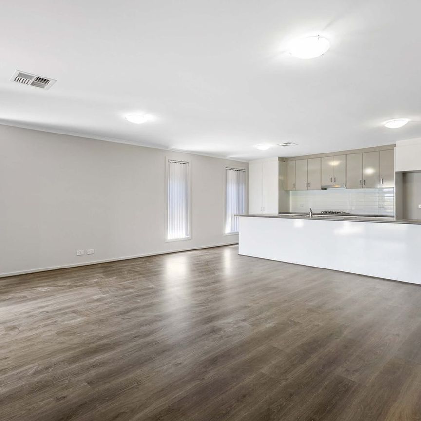 Large 4 Bedroom 2 Bathroom & 2 Living Family Home in Evanston - Photo 1