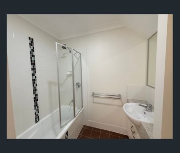 Charming 2-Bedroom Townhouse Just Steps from the Beach! - Photo 4