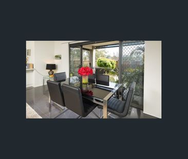 Conveniently located opposite parks and close to shopping centres. - Photo 5