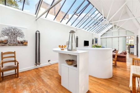 A very spacious two bedroom coach house, tucked away on one of Clapham's most premier roads. - Photo 3