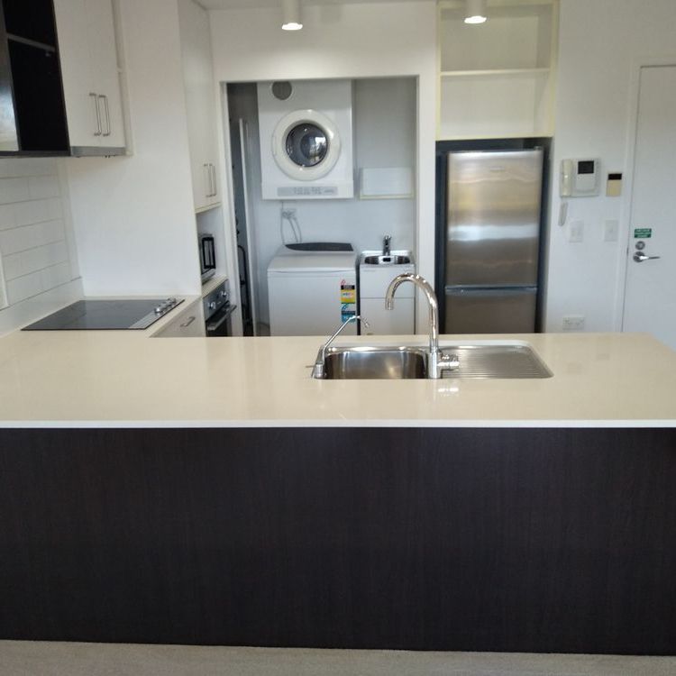 Charming Two-Bedroom Apartment in Prime Takapuna Location - Photo 1