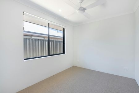 Stunning Near New Build – Modern Comfort & Convenience! - Photo 4