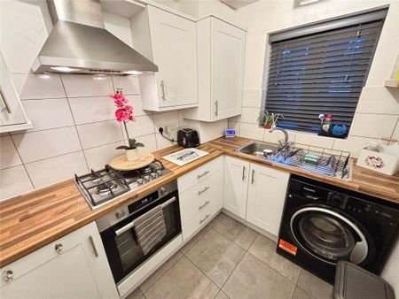 2 bedroom semi-detached house to rent - Photo 4